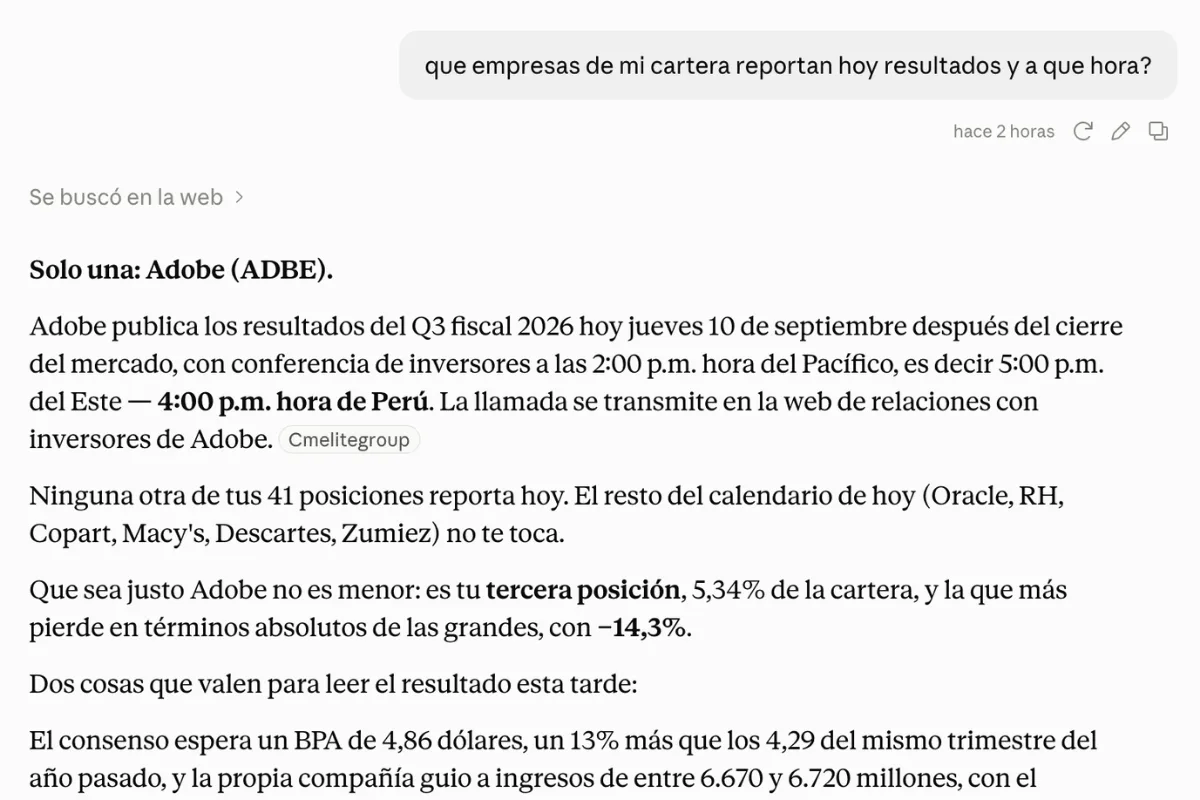 Una conversación con un asistente conectado a SmithScore: se le pregunta qué empresas de la cartera publican resultados hoy y a qué hora, y contesta con la empresa, la hora de la llamada de inversores y el peso que esa posición tiene en la cartera.
